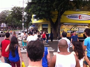 As lojas do comércio de Maringá estão movimentadas neste sábado, o último antes do Natal